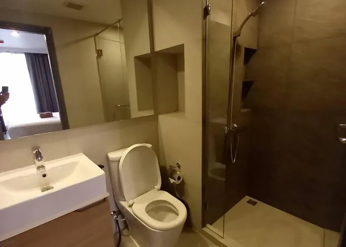 Pet Friendly House Near Bts Pluenjit * Bangkok