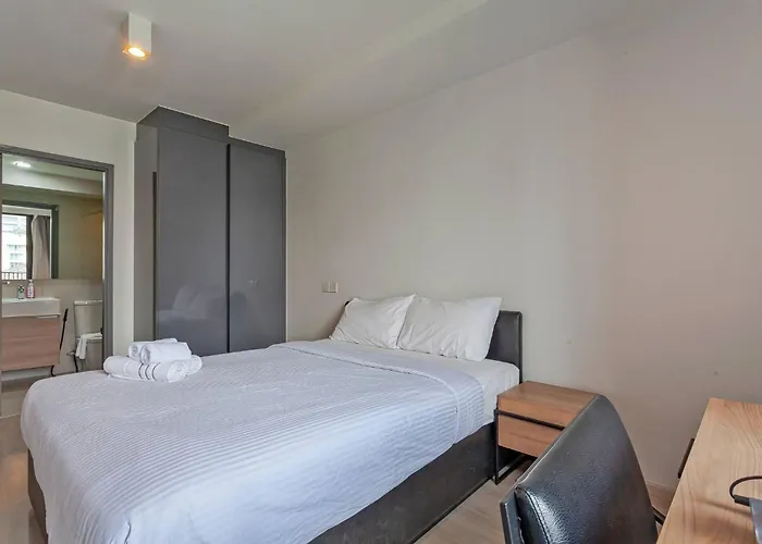 Pet Friendly House Near Bts Pluenjit Bangkok