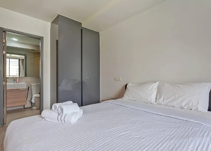 Pet Friendly House Near Bts Pluenjit * Bangkok