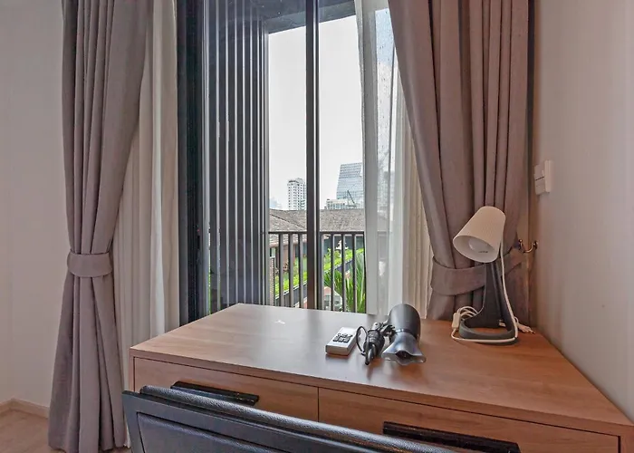Pet Friendly House Near Bts Pluenjit * Bangkok