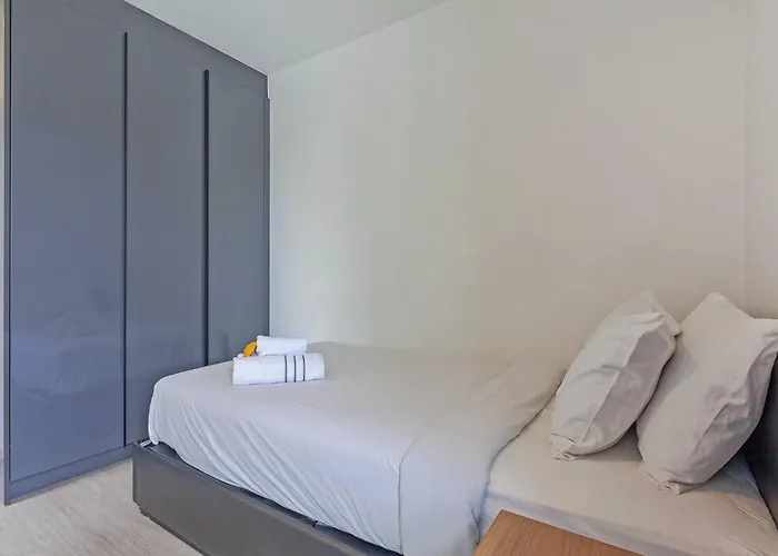 Pet Friendly House Near Bts Pluenjit Bangkok